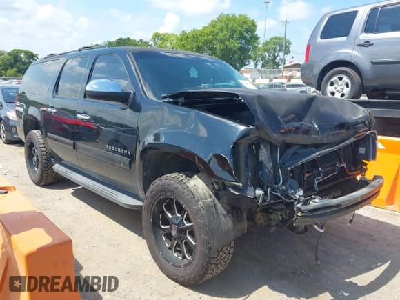 2013 Chevrolet Suburban LT z VIN 1GNSKJE72DR285369, wystawiony jako IAAI lot #42807477 z przebiegiem 140 473 mil mil oraz . Historia ofert i sprzedaży dostępna na DreamBid. Obrazek 1.