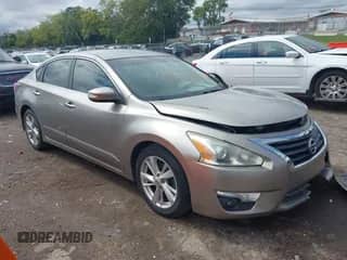 2015 Nissan Altima S z VIN 1N4AL3AP8FC120778, wystawiony jako IAAI lot #43308634 z przebiegiem 135 484 mil mil oraz . Historia ofert i sprzedaży dostępna na DreamBid. Obrazek 1.