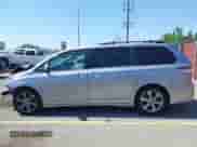 2013 Toyota Sienna SE с VIN 5TDXK3DC7DS287161, выставлен на аукционе IAAI как лот 42249232 с пробегом 168 307 миль миль и . История ставок и продаж доступна на DreamBid. Изображение 15.