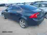 2013 Volvo S60 T5 Premier z VIN YV1612FS6D2185459, wystawiony jako IAAI lot #43140809 z przebiegiem 167 059 mil mil oraz . Historia ofert i sprzedaży dostępna na DreamBid. Obrazek 3.