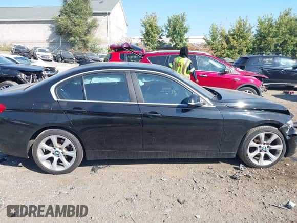 2015 BMW 3 Series 320i xDrive с VIN WBA3C3C5XFP664753, выставлен на аукционе IAAI как лот 43230084 с пробегом 126 162 миль миль и . История ставок и продаж доступна на DreamBid. Изображение 13.