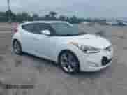 2013 Hyundai Veloster w/Black Int z VIN KMHTC6AD7DU122115, wystawiony jako IAAI lot #43194737 z przebiegiem 120 531 mil mil oraz . Historia ofert i sprzedaży dostępna na DreamBid. Obrazek 1.