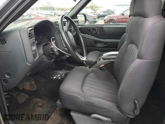 2003 Chevrolet S-10 LS с VIN 1GCDT19X738273702, выставлен на аукционе Copart как лот 53131475 с пробегом 77 843 миль миль и Чистый • Clean title. История ставок и продаж доступна на DreamBid. Изображение 7.