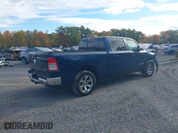 2021 Ram 1500 Big Horn z VIN 1C6SRFMTXMN607450, wystawiony jako IAAI lot #43424569 z przebiegiem 77 332 mil mil oraz . Historia ofert i sprzedaży dostępna na DreamBid. Obrazek 4.