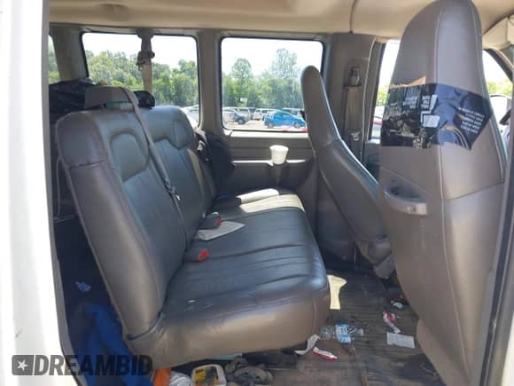 2008 Chevrolet City Express Cargo z VIN 1GNHG35K281223762, wystawiony jako IAAI lot #42411164 z przebiegiem 190 225 mil mil oraz . Historia ofert i sprzedaży dostępna na DreamBid. Obrazek 8.