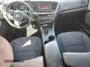 2015 Kia Optima LX z VIN KNAGM4A70F5648405, wystawiony jako Copart lot #89859585 z przebiegiem 167 302 mil mil oraz Czysty tytuł • Clean title. Historia ofert i sprzedaży dostępna na DreamBid. Obrazek 8.