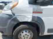 2017 Ram ProMaster Cargo z VIN 3C6TRVDG7HE529012, wystawiony jako IAAI lot #42444531 z przebiegiem 156 360 mil mil oraz . Historia ofert i sprzedaży dostępna na DreamBid. Obrazek 6.