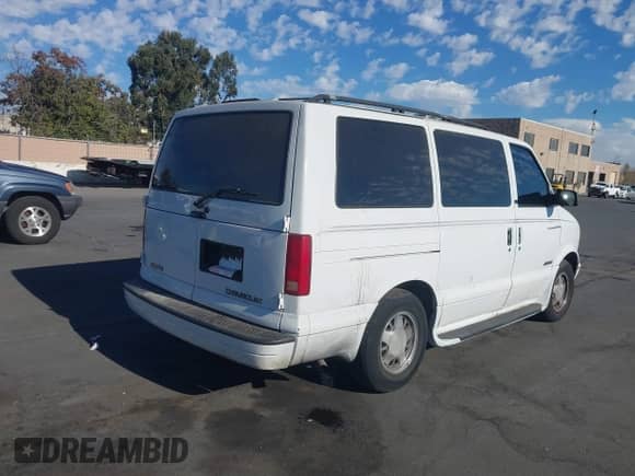 2002 Chevrolet Astro z VIN 1GNDM19X72B125295, wystawiony jako IAAI lot #40714590 z przebiegiem 190 607 mil mil oraz . Historia ofert i sprzedaży dostępna na DreamBid. Obrazek 4.