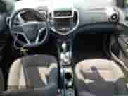2020 Chevrolet Sonic LT z VIN 1G1JD6SB8L4134514, wystawiony jako Copart lot #71929695 z przebiegiem 66 818 mil mil oraz Czysty tytuł • Clean title. Historia ofert i sprzedaży dostępna na DreamBid. Obrazek 8.