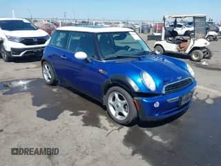 2005 MINI Hardtop z VIN WMWRC33515TK62720, wystawiony jako IAAI lot #43008628 z przebiegiem 227 902 mil mil oraz . Historia ofert i sprzedaży dostępna na DreamBid. Obrazek 1.