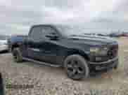 2019 Ram 1500 Big Horn z VIN 1C6RREBTXKN628369, wystawiony jako Copart lot #62714675 z przebiegiem 79 289 mil mil oraz Czysty tytuł • Clean title. Historia ofert i sprzedaży dostępna na DreamBid. Obrazek 4.