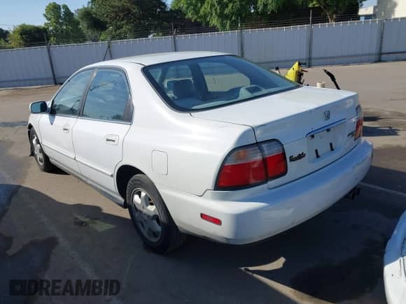 1996 Honda Accord EX z VIN 1HGCE6679TA020995, wystawiony jako IAAI lot #42204592 z przebiegiem 198 263 mil mil oraz . Historia ofert i sprzedaży dostępna na DreamBid. Obrazek 3.