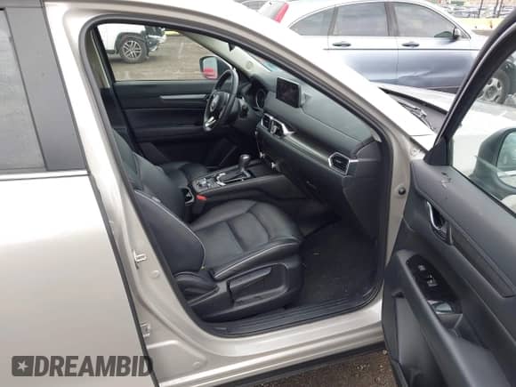 2024 Mazda CX-5 S Select z VIN JM3KFBBM1R0376293, wystawiony jako IAAI lot #42645238 z przebiegiem 15 694 mil mil oraz . Historia ofert i sprzedaży dostępna na DreamBid. Obrazek 5.