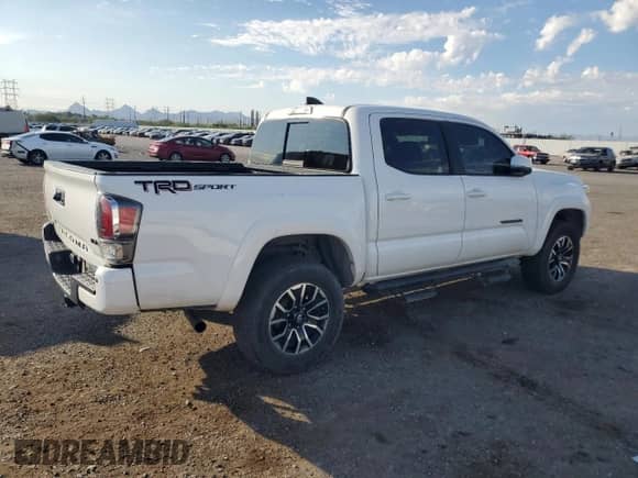2022 Toyota Tacoma SR5 z VIN 3TMAZ5CN3NM171229, wystawiony jako Copart lot #87084795 z przebiegiem Nie podano mil oraz Czysty tytuł • Clean title. Historia ofert i sprzedaży dostępna na DreamBid. Obrazek 3.