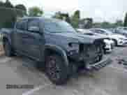 2022 Toyota Tacoma SR z VIN 3TMCZ5AN6NM491351, wystawiony jako IAAI lot #42140198 z przebiegiem 33 051 mil mil oraz . Historia ofert i sprzedaży dostępna na DreamBid. Obrazek 1.