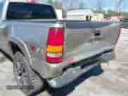 2003 GMC Sierra 1500 SLT z VIN 1GTEK19TX3E107129, wystawiony jako IAAI lot #41747356 z przebiegiem 267 536 mil mil oraz . Historia ofert i sprzedaży dostępna na DreamBid. Obrazek 6.
