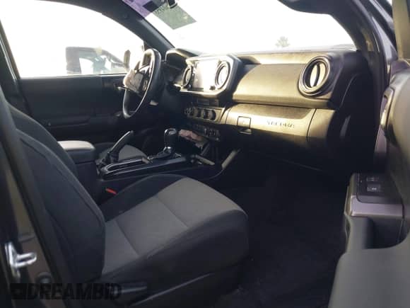 2021 Toyota Tacoma SR5 z VIN 3TMDZ5BN2MM108586, wystawiony jako IAAI lot #41604953 z przebiegiem 65 422 mil mil oraz . Historia ofert i sprzedaży dostępna na DreamBid. Obrazek 5.