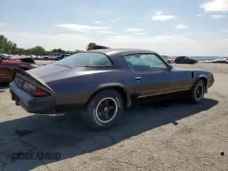 1980 Chevrolet Camaro z VIN 1P87LAL570419, wystawiony jako Copart lot #69473944 z przebiegiem 25 192 mil mil oraz Szkoda całkowita • Salvage title. Historia ofert i sprzedaży dostępna na DreamBid. Obrazek 3.
