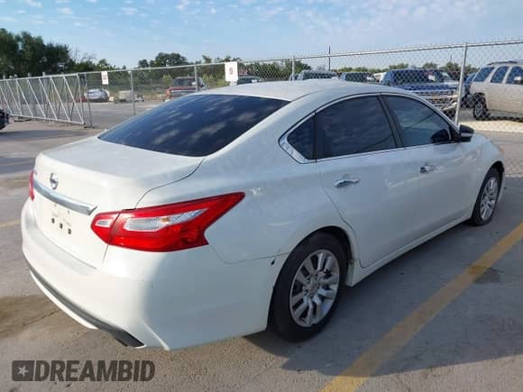 2016 Nissan Altima S z VIN 1N4AL3AP3GN346667, wystawiony jako IAAI lot #43345043 z przebiegiem 175 726 mil mil oraz . Historia ofert i sprzedaży dostępna na DreamBid. Obrazek 4.