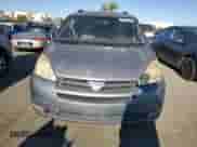 2004 Toyota Sienna XLE z VIN 5TDBA22C24S010816, wystawiony jako Copart lot #71118574 z przebiegiem 252 199 mil mil oraz Czysty tytuł • Clean title. Historia ofert i sprzedaży dostępna na DreamBid. Obrazek 5.