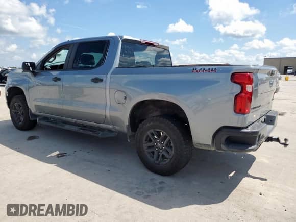 2024 Chevrolet Silverado 1500 Custom Trail Boss z VIN 3GCUDCE88RG346358, wystawiony jako Copart lot #62258825 z przebiegiem Nie podano mil oraz Szkoda całkowita • Salvage title. Historia ofert i sprzedaży dostępna na DreamBid. Obrazek 2.