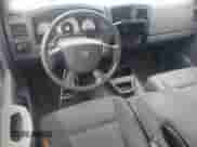 2005 Dodge Dakota ST z VIN 1D7HE22K35S329582, wystawiony jako Copart lot #65600065 z przebiegiem Nie podano mil oraz Szkoda całkowita • Salvage title. Historia ofert i sprzedaży dostępna na DreamBid. Obrazek 8.