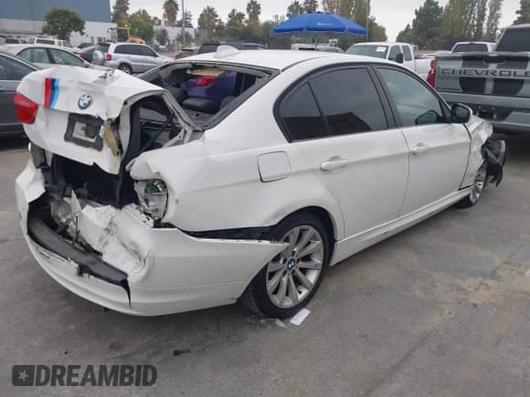 2011 BMW 3 Series 328i с VIN WBAPH5G59BNM75221, выставлен на аукционе IAAI как лот 43402293 с пробегом 155 551 миль миль и . История ставок и продаж доступна на DreamBid. Изображение 4.