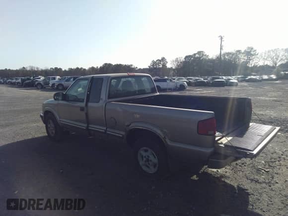 2000 Chevrolet S-10 LS z VIN 1GCDT19W4Y8198228, wystawiony jako IAAI lot #41721908 z przebiegiem 142 840 mil mil oraz . Historia ofert i sprzedaży dostępna na DreamBid. Obrazek 3.