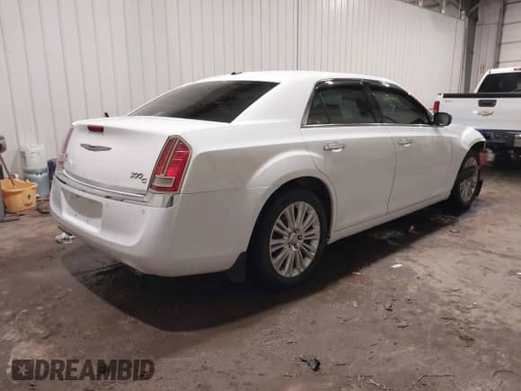 2013 Chrysler 300 C z VIN 2C3CCAKT5DH667072, wystawiony jako IAAI lot #41551843 z przebiegiem 181 649 mil mil oraz . Historia ofert i sprzedaży dostępna na DreamBid. Obrazek 4.