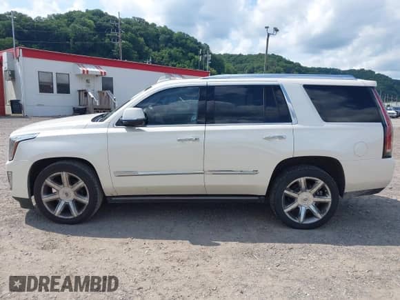 2015 Cadillac Escalade Premium z VIN 1GYS4NKJ3FR511782, wystawiony jako IAAI lot #42763519 z przebiegiem 155 146 mil mil oraz . Historia ofert i sprzedaży dostępna na DreamBid. Obrazek 14.