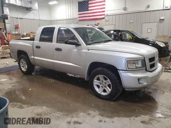 2010 Dodge Dakota Bighorn/Lonestar with VIN 1D7CW3GK0AS172187, listed as a Copart auction lot 84237325 with 117,417 mi miles and Clean title. Bid and sale history available at DreamBid. Image 4.