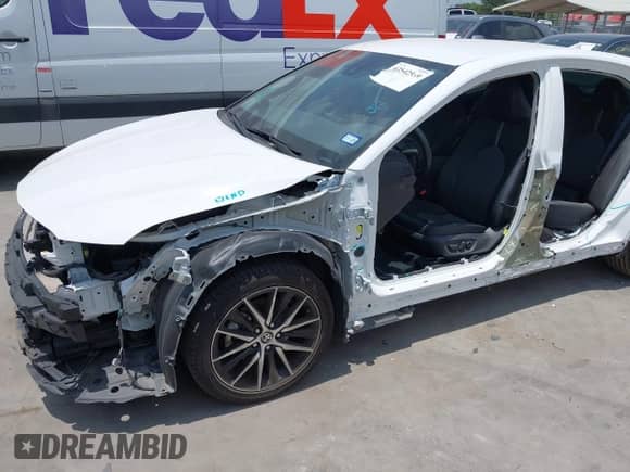 2021 Toyota Camry SE z VIN 4T1G11AK0MU607415, wystawiony jako IAAI lot #42542539 z przebiegiem 52 253 mil mil oraz . Historia ofert i sprzedaży dostępna na DreamBid. Obrazek 6.