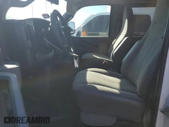 2018 Chevrolet Express Passenger LT z VIN 1GAZGPFG1J1270097, wystawiony jako Copart lot #79057124 z przebiegiem 105 682 mil mil oraz Szkoda całkowita • Salvage title. Historia ofert i sprzedaży dostępna na DreamBid. Obrazek 7.