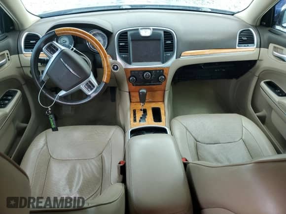 2014 Chrysler 300 C z VIN 2C3CCAET2EH171367, wystawiony jako Copart lot #81025835 z przebiegiem 111 691 mil mil oraz Szkoda całkowita • Salvage title. Historia ofert i sprzedaży dostępna na DreamBid. Obrazek 8.