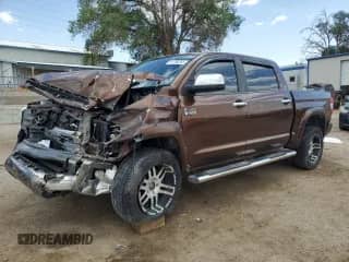 2017 Toyota Tundra Platinum с VIN 5TFAW5F13HX615693, выставлен на аукционе Copart как лот 61790265 с пробегом Не указан миль и Списание • Salvage title. История ставок и продаж доступна на DreamBid. Изображение 1.