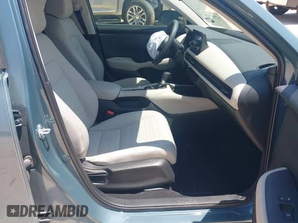 2025 Honda HR-V LX with VIN 3CZRZ1H31SM753421, listed as a IAAI auction lot 42942520 with 2,776 mi miles and . Bid and sale history available at DreamBid. Image 5.