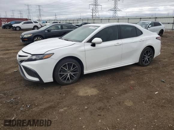 2021 Toyota Camry SE z VIN 4T1S11AK5MU561378, wystawiony jako Copart lot #51075785 z przebiegiem 80 781 mil mil oraz Szkoda całkowita • Salvage title. Historia ofert i sprzedaży dostępna na DreamBid. Obrazek 1.