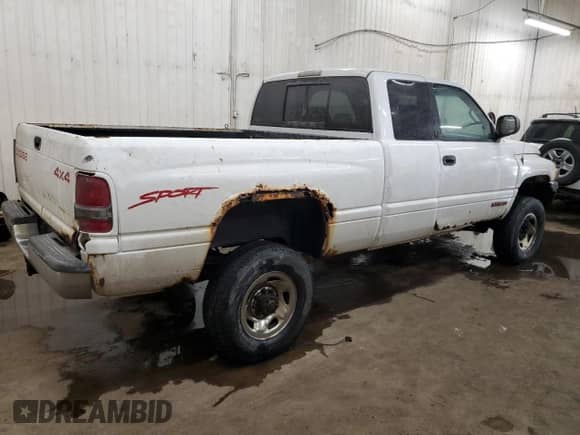 1998 Dodge 2500 with VIN 3B7KF22Z0WG106242, listed as a Copart auction lot 43757935 with 231,819 mi miles and Clean title. Bid and sale history available at DreamBid. Image 3.