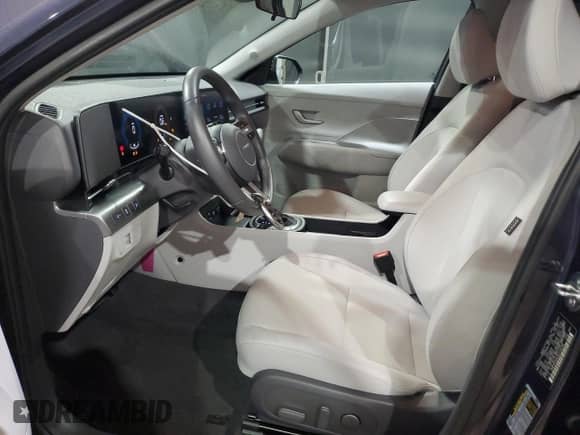 2024 Hyundai Kona SEL z VIN KM8HB3AB2RU149736, wystawiony jako Copart lot #82572844 z przebiegiem 18 503 mil mil oraz Czysty tytuł • Clean title. Historia ofert i sprzedaży dostępna na DreamBid. Obrazek 7.