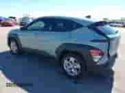 2025 Hyundai Kona SE z VIN KM8HA3AB8SU268349, wystawiony jako IAAI lot #43461222 z przebiegiem 5 517 mil mil oraz . Historia ofert i sprzedaży dostępna na DreamBid. Obrazek 3.