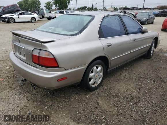 1996 Honda Accord EX z VIN 1HGCE6671TA003110, wystawiony jako Copart lot #60751665 z przebiegiem 129 984 mil mil oraz Czysty tytuł • Clean title. Historia ofert i sprzedaży dostępna na DreamBid. Obrazek 3.