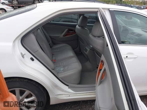 2011 Toyota Camry LE z VIN 4T4BF3EK7BR121804, wystawiony jako IAAI lot #43501491 z przebiegiem 82 376 mil mil oraz . Historia ofert i sprzedaży dostępna na DreamBid. Obrazek 8.