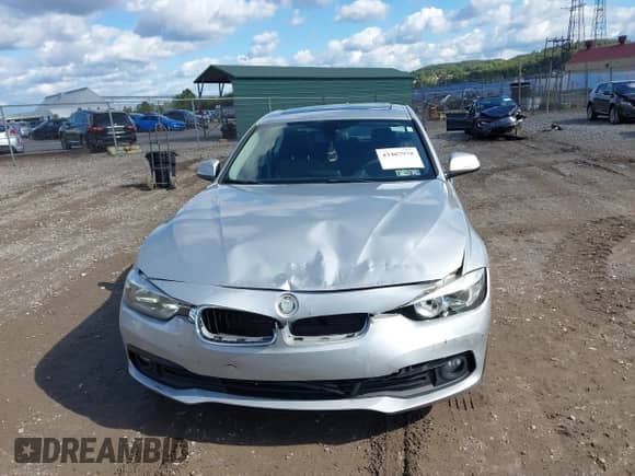 2016 BMW 3 Series 320i xDrive z VIN WBA8E5G58GNT41658, wystawiony jako IAAI lot #43407978 z przebiegiem 117 880 mil mil oraz . Historia ofert i sprzedaży dostępna na DreamBid. Obrazek 12.