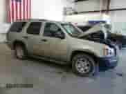2009 Chevrolet Tahoe LS z VIN 1GNFC13C09R276501, wystawiony jako Copart lot #51229125 z przebiegiem 243 198 mil mil oraz Szkoda całkowita • Salvage title. Historia ofert i sprzedaży dostępna na DreamBid. Obrazek 4.