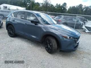 2025 Mazda CX-5 S Carbon Edition z VIN JM3KFBCM2S0682536, wystawiony jako IAAI lot #43105577 z przebiegiem 3 871 mil mil oraz . Historia ofert i sprzedaży dostępna na DreamBid. Obrazek 1.