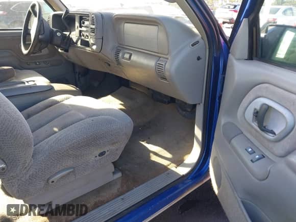 1997 Chevrolet Silverado 1500 z VIN 2GCEC19R8V1144394, wystawiony jako IAAI lot #43391480 z przebiegiem 372 160 mil mil oraz . Historia ofert i sprzedaży dostępna na DreamBid. Obrazek 5.