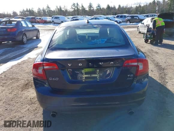 2013 Volvo S60 T5 с VIN YV1612FH3D2204716, выставлен на аукционе IAAI как лот 41002775 с пробегом 105 916 миль миль и . История ставок и продаж доступна на DreamBid. Изображение 17.
