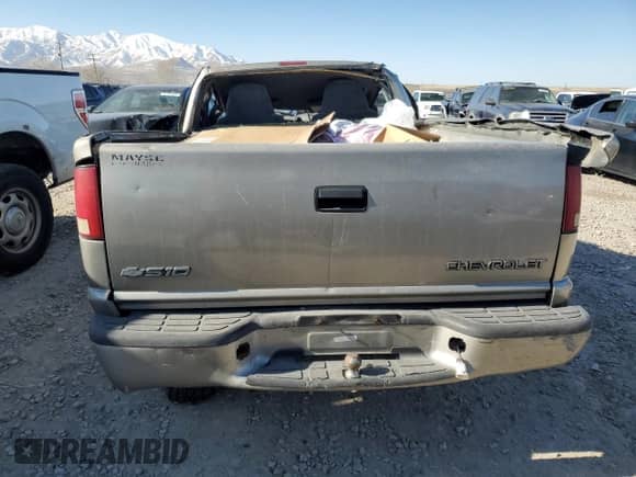 2001 Chevrolet S-10 LS z VIN 1GCCS14W118243105, wystawiony jako Copart lot #42785755 z przebiegiem Nie podano mil oraz Szkoda całkowita • Salvage title. Historia ofert i sprzedaży dostępna na DreamBid. Obrazek 6.