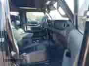 2021 Jeep Wrangler Unlimited Sahara z VIN 1C4JJXP62MW826470, wystawiony jako IAAI lot #41651709 z przebiegiem 44 677 mil mil oraz . Historia ofert i sprzedaży dostępna na DreamBid. Obrazek 5.