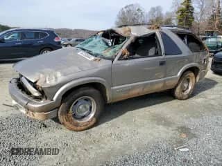 2002 Chevrolet Blazer LS с VIN 1GNCS18W82K196242, выставлен на аукционе Copart как лот 84732044 с пробегом 169 402 миль миль и Списание • Salvage title. История ставок и продаж доступна на DreamBid. Изображение 1.